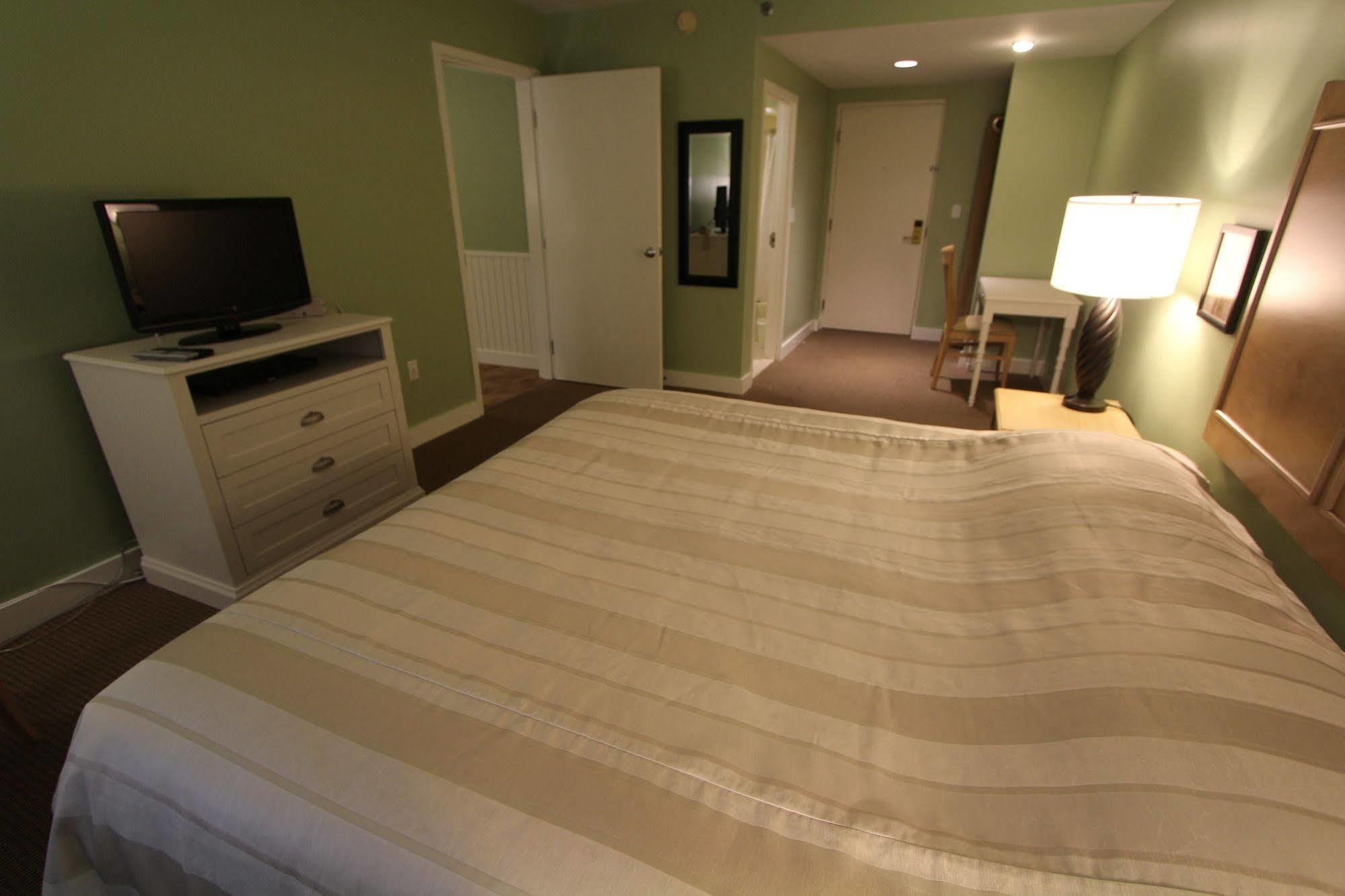 Holly Tree Hotel 3*
